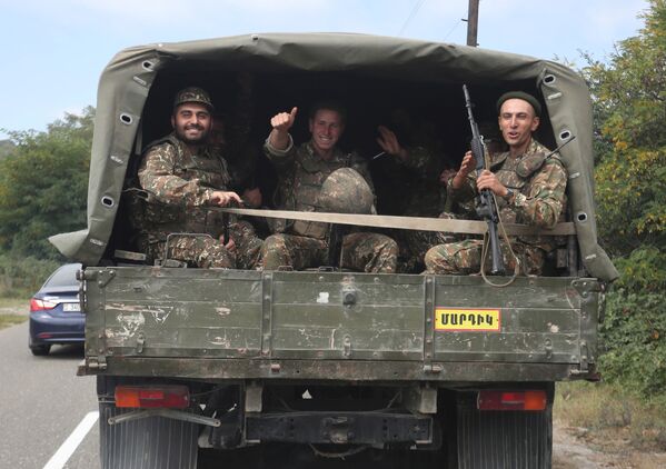 Тем временем в зону боев направляются новые подразделения. На фото - армянские добровольцы едут в Карабах - Sputnik Грузия