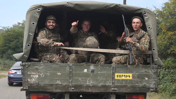Армянские военнослужащие едут к линии фронта. Нагорный Карабах - Sputnik Грузия