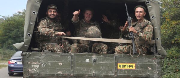 Армянские военнослужащие едут к линии фронта. Нагорный Карабах - Sputnik Грузия