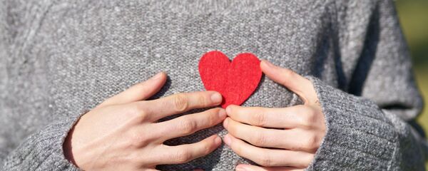 ქალი გულის აპლიკაციით ხელში - Sputnik საქართველო