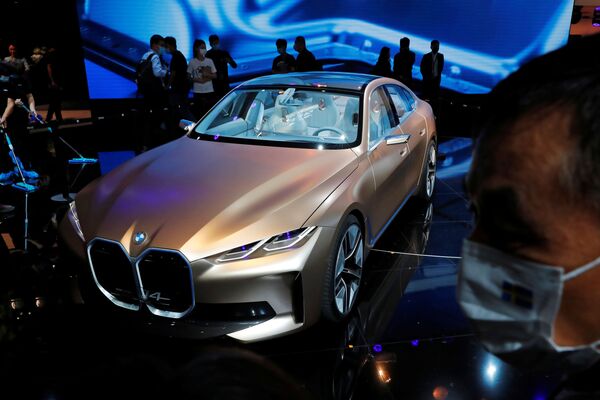 На этом фоне даже несколько померкла новинка BMW, представленная на Пекинском автосалоне. Компания BMW наконец раскрыла электромобиль Concept i4 - он станет серийным электроседаном BMW i4 - Sputnik Грузия