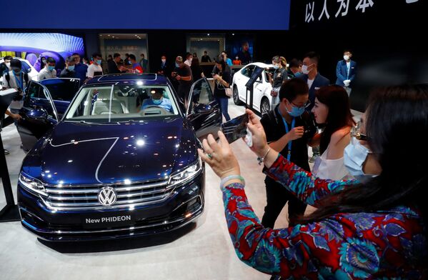 На выставке была представлена также новая модель большого седана Volkswagen Phideon, который выпускается в Китае с 2016 года и продается только на местном рынке. В другие страны модель пока поставлять не планируется. Так что новинка - только для Китая - Sputnik Грузия