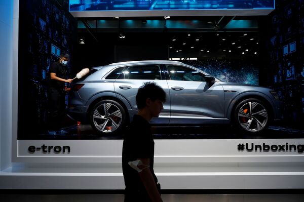 Именитые европейские производители на этой выставке словно оказались в тени Китая. На фото -  Audi e-tron GE, полностью электрический среднеразмерный кроссовер производства Audi AG - Sputnik Грузия