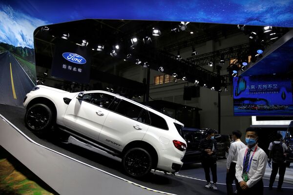 Свои новинки на Пекинском международном автосалоне представили также американские и европейские производители. На фото - новый внедорожник Ford Everest Titanium - Sputnik Грузия