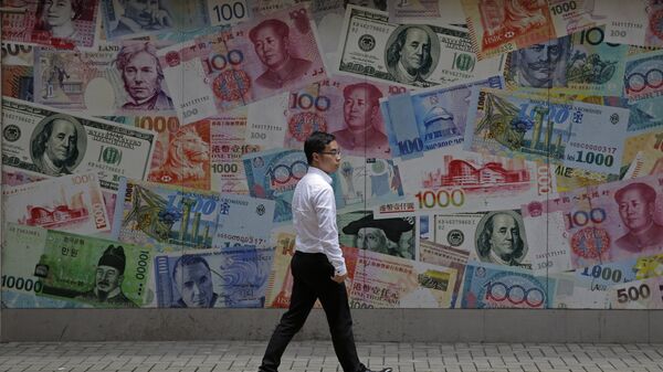 Прохожий в деловом районе Гонконга идет мимо наклеенных на стену банкнот, Китай - Sputnik Грузия