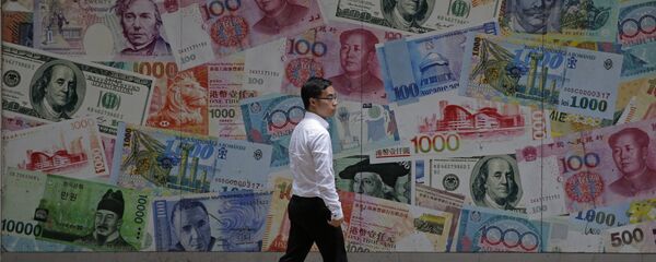 Прохожий в деловом районе Гонконга идет мимо наклеенных на стену банкнот, Китай - Sputnik Грузия