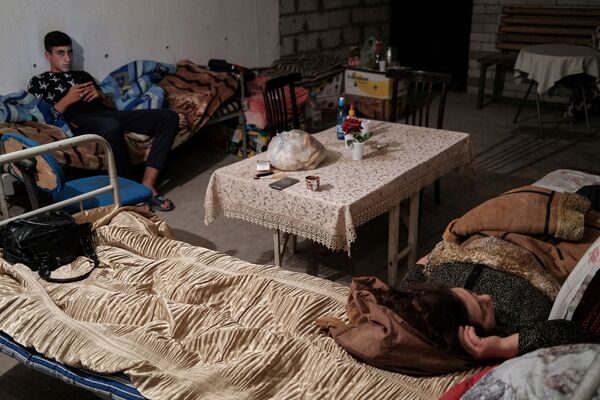 В Степанакерте люди во время обстрелов с азербайджанской стороны для спасения используют подвалы жилых домов  - Sputnik Грузия