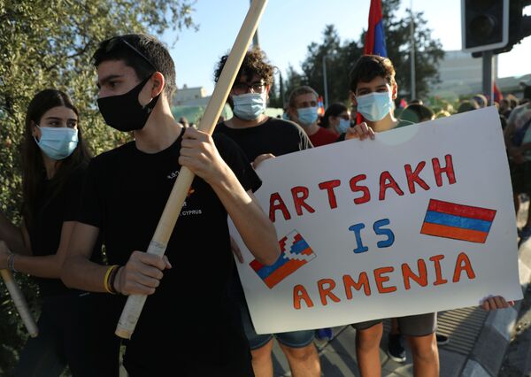 Акции в поддержку Армении и Карабаха проводят и армяне в разных странах мира. На фото - акция проходит на Кипре - Sputnik Грузия