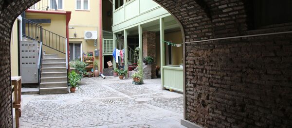 Во двор дома попадаешь именно по этому тоннелю - Sputnik Грузия