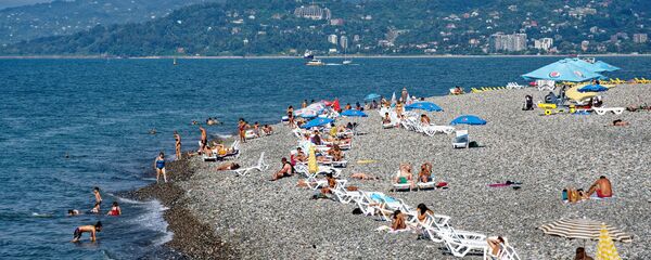 Отдых в Аджарии - люди загорают на пляже на берегу Черного моря в Батуми - Sputnik Грузия