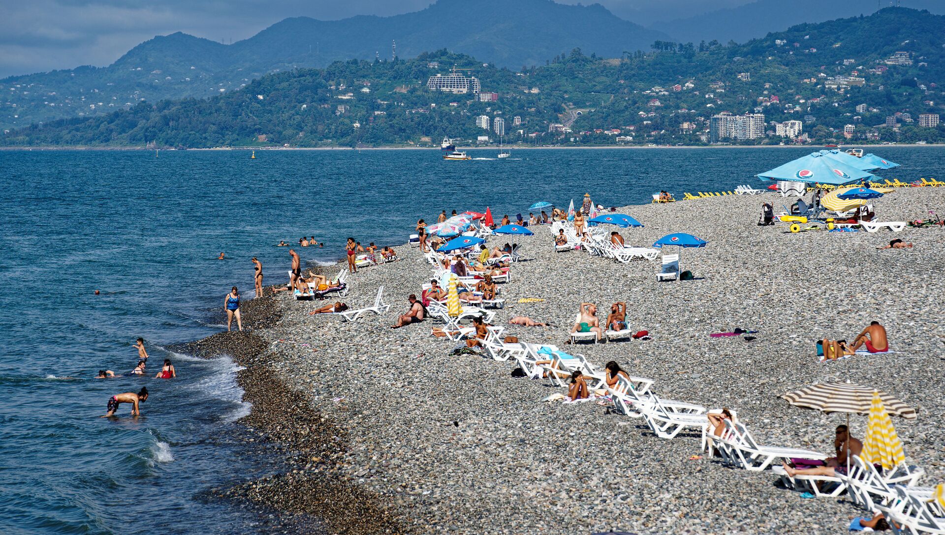 Отдых в Аджарии - люди загорают на пляже на берегу Черного моря в Батуми - Sputnik Грузия, 1920, 22.08.2021
