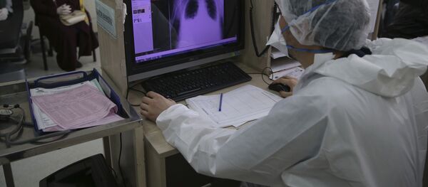 Пандемия коронавируса COVID 19 - врачи в клинике изучают снимок легких - Sputnik Грузия