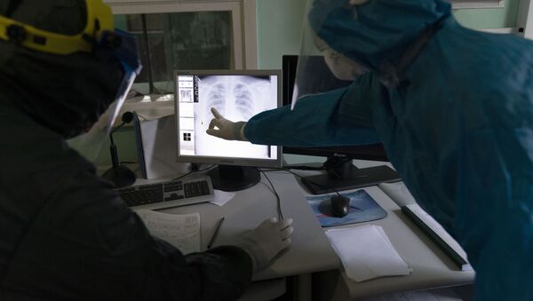 Пандемия коронавируса COVID 19 - врачи в клинике изучают снимок легких - Sputnik Грузия