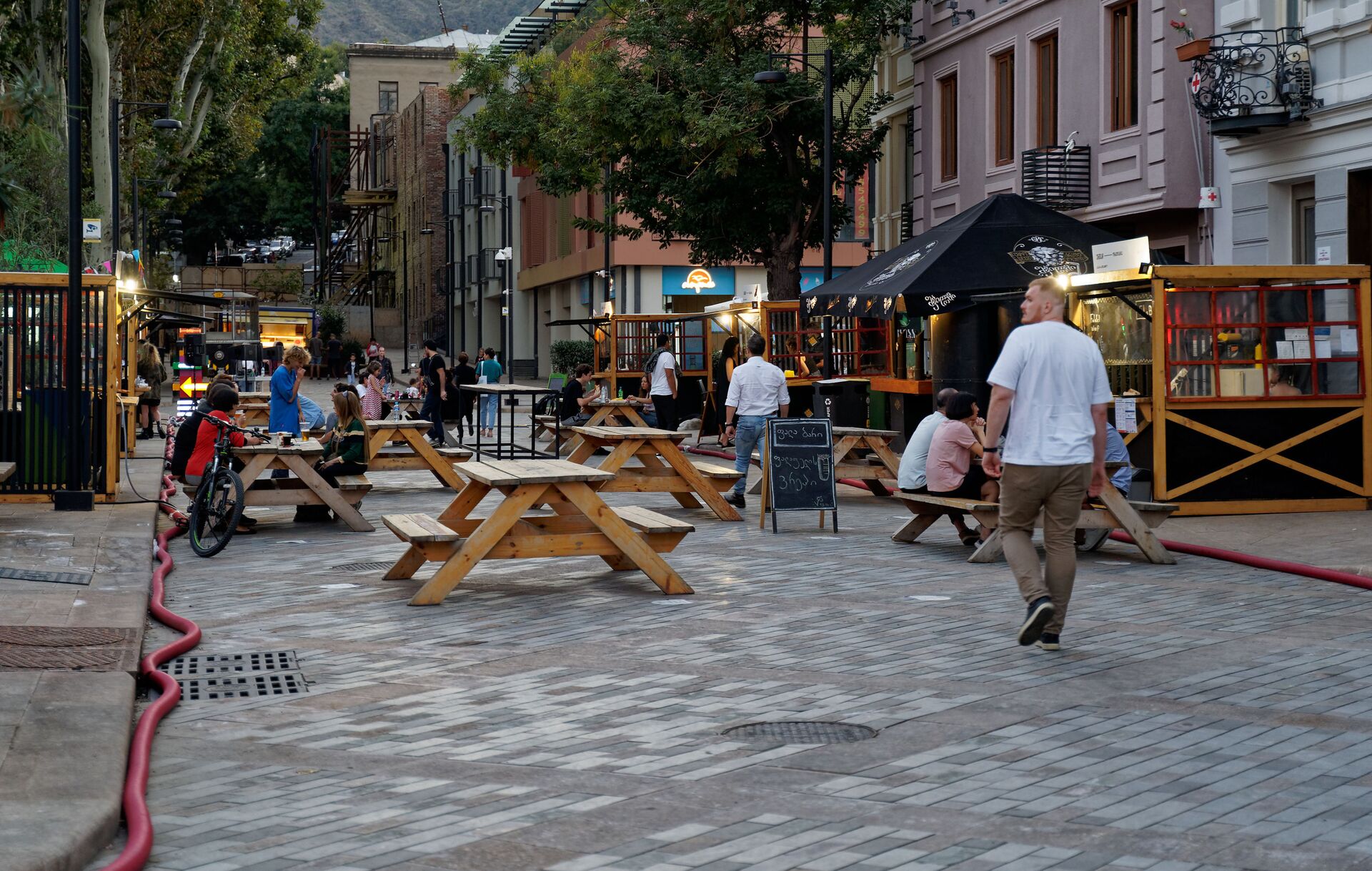 Жители столицы отдыхают в уличных кафе на площади Орбелиани в центре города - Sputnik Грузия, 1920, 17.09.2025