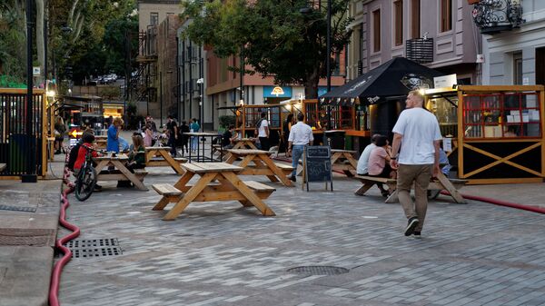 Жители столицы отдыхают в уличных кафе на площади Орбелиани в центре города - Sputnik Грузия