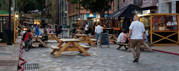 Жители столицы отдыхают в уличных кафе на площади Орбелиани в центре города - Sputnik Грузия