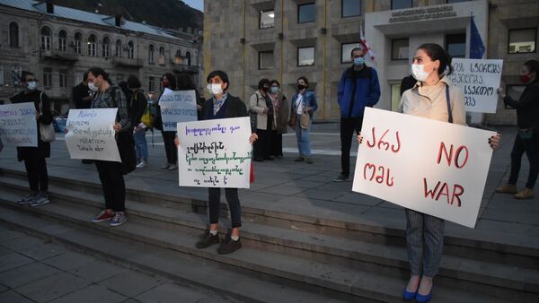 Акция грузинских студентов против войны в Нагорном Карабахе у здания правительственной администрации Грузии - Sputnik Грузия