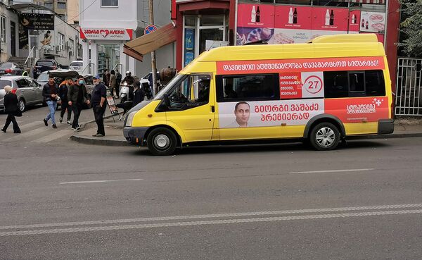 Лидер Стратегии Агмашенебели Георгий Вашадзе, предлагающий себя в премьеры, разместил рекламу на пассажирских рейсовых микроавтобусах - Sputnik Грузия