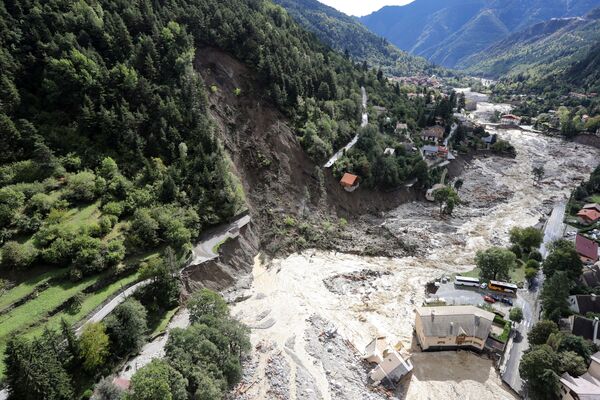 За последние дни в ряде регионов Италии и Франции выпало рекордное количество осадков - это и вызвало наводнения. На фото - так выглядит сейчас город Сен-Мартен-Везюби на юго-востоке Франции после выхода из берегов реки Везюби - Sputnik Грузия