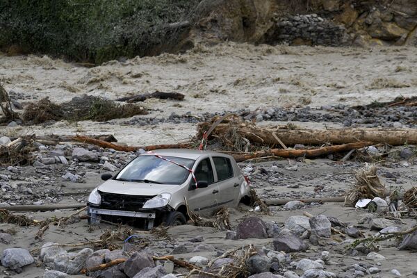 Проливные дожди приводили к тому, что буквально в течение суток уровень воды в реках поднимался на несколько метров и они выходили из берегов. На фото - затопленный автомобиль, унесенный разбушевавшейся рекой Везюби на юго-востоке Франции в департаменте Приморские Альпы - Sputnik Грузия