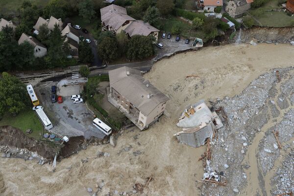 Представители властей Франции заявили, что это сильнейшее наводнение за все последнее время. На фото - разрушения в городе Сен-Мартен-Везюби  на юго-востоке Франции в департаменте Приморские Альпы - Sputnik Грузия
