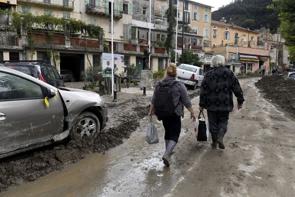 Последствия наводнения одинаково ужасны в обеих странах. Жители бредут по улицам города Брей-сюр-Руайа на юго-востоке Франции - Sputnik Грузия