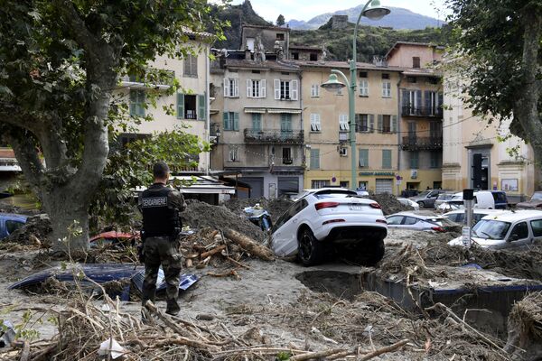 Наводнением нанесен огромный ущерб. На фото - полицейский стоит среди разбитых и затопленных автомобилей в городе Брей-сюр-Руайа на юго-востоке Франции в департаменте Приморские Альпы - Sputnik Грузия