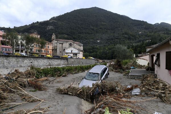 Метеослужба Франции сообщила, что  за сутки в Сен-Мартен-Везюби было зафиксировано 500 мм осадков, а в ряде других городов – около 400 мм, что составляет более чем трехмесячную норму в это время года. На фото - наводнение в городе Брей-сюр-Руайа на юго-востоке Франции в департаменте Приморские Альпы - Sputnik Грузия
