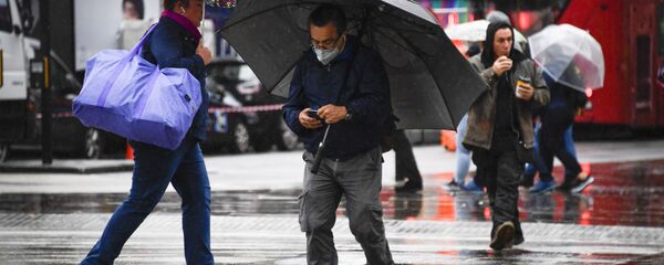 Люди под дождем - Sputnik Грузия