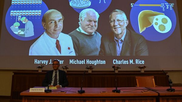 Лауреаты Нобелевской премии ученые Харви Альер, Майкл Хоутон и Чарльз Райс  - Sputnik Грузия
