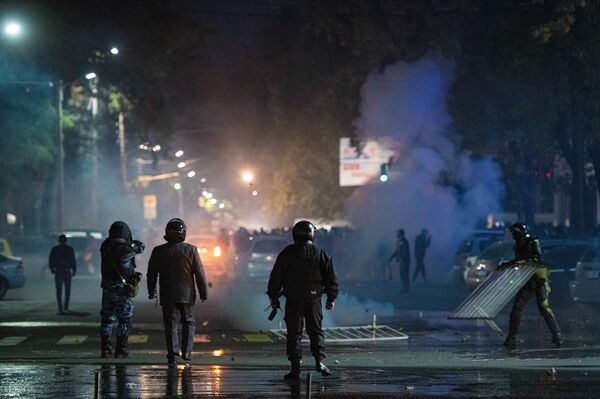 Спустя некоторое время начались столкновения митингующих с силовиками. В результате, по данным Минздрава Кыргызстана, пострадали 590 человек, один погиб - Sputnik Грузия