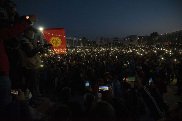 Многотысячные протесты начались в Бишкеке в понедельник после проведения парламентских выборов. Митингующие требовали отменить итоги голосования - Sputnik Грузия
