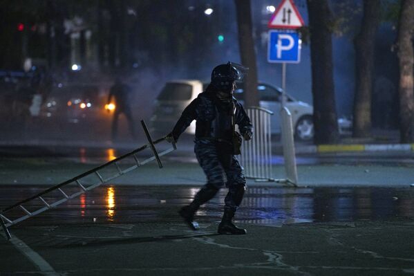 Силовики рассредоточились по огромной территории - протестующие заняли центр города - Sputnik Грузия