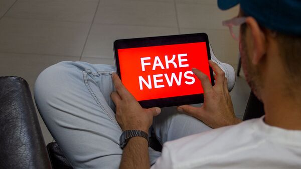 Пользователь читает fake news (постановочная фотография) - Sputnik Грузия