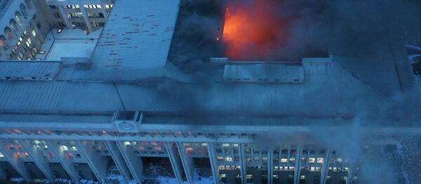 Захват Белого дома и освобождение Атамбаева: ночь протестов в Кыргызстане - Sputnik Грузия