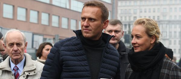 Политик Алексей Навальный с супругой Юлией Политик Алексей Навальный с супругой Юлией - Sputnik Грузия