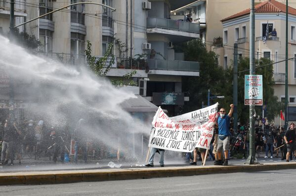 Для разгона демонстрантов правоохранительные органы применили водометы  - Sputnik Грузия