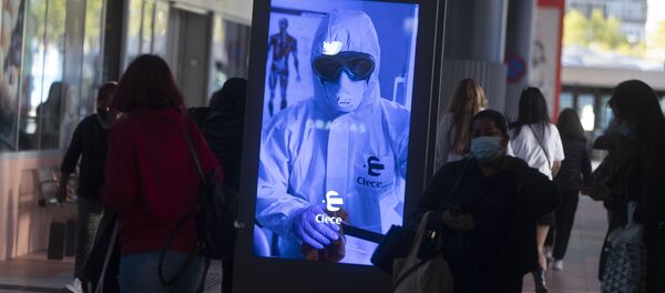 Пандемия коронавируса COVID - 19 - люди в масках на улицах Мадрида, Испания - Sputnik Грузия