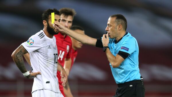 Судья показывает желтую карточку. Матч между сборными Грузии и Беларуси в рамках Лиги наций УЕФА - Sputnik Грузия