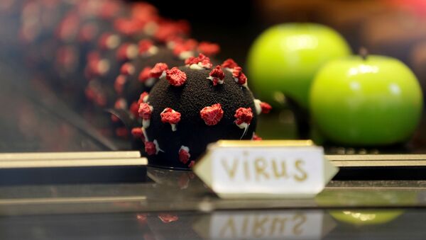 Пирожное в форме вируса SARS-CoV-2 в Праге - Sputnik Грузия