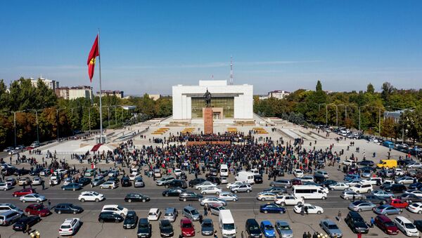 Участники акции протеста на центральной площади Ала-Тоо в Бишкеке - Sputnik Грузия