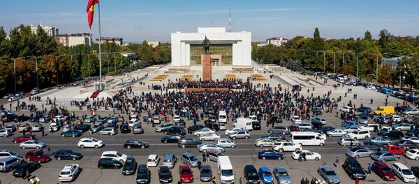 Участники акции протеста на центральной площади Ала-Тоо в Бишкеке - Sputnik Грузия