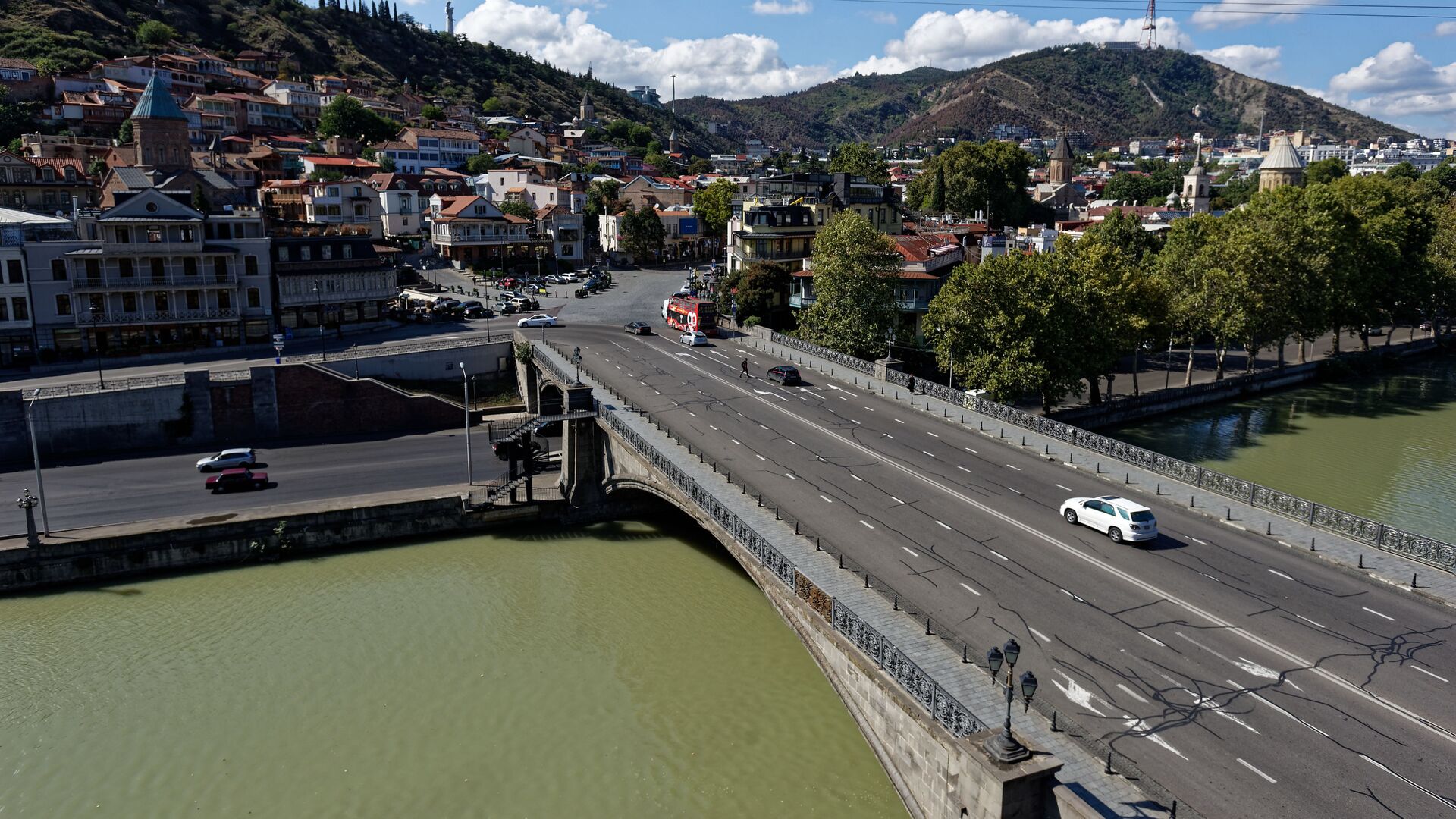 Вид на город Тбилиси - Метехский мост и Мейдан, площадь Вахтанга Горгасали - Sputnik Грузия, 1920, 18.04.2022