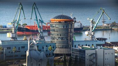 Батумский морской порт - торговые суда на разгрузке