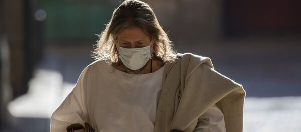 Пандемия коронавируса COVID 19. Верующий в маске идет к Храму Гроба Господня. Иерусалим, Израиль - Sputnik Грузия