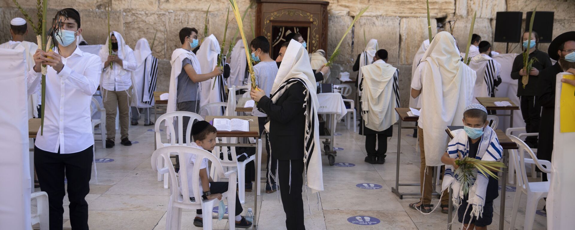 Пандемия COVID-19. Верующие евреи в масках во время праздника Суккот, старый город. Иерусалим, Израиль - Sputnik Грузия, 1920, 30.07.2021