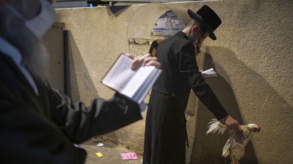 Пандемия COVID-19. Верующие евреи за молитвой в масках из-за коронавируса. Бней-Брак, Израиль - Sputnik Грузия