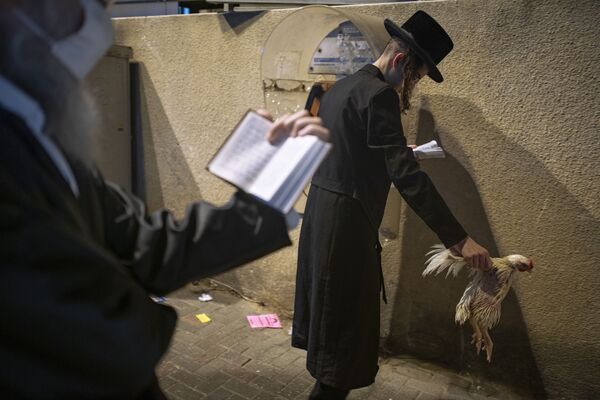 Но несмотря на запреты, ортодоксальные евреи ходят в синагогу. Хоть и в масках. Бней-Брак, Израиль - Sputnik Грузия