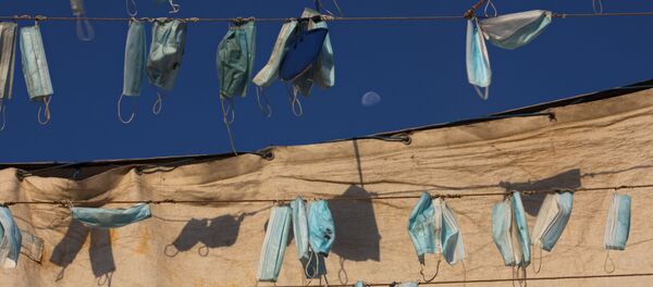 Пандемия COVID-19. Маски сушатся на веревке в городе Яффа, Тель-Авив, Израиль - Sputnik Грузия