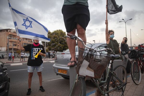 Тем временем находятся те, кто протестует против введенных ограничений. На фото - акция протеста в Тель-Авиве, Израиль - Sputnik Грузия